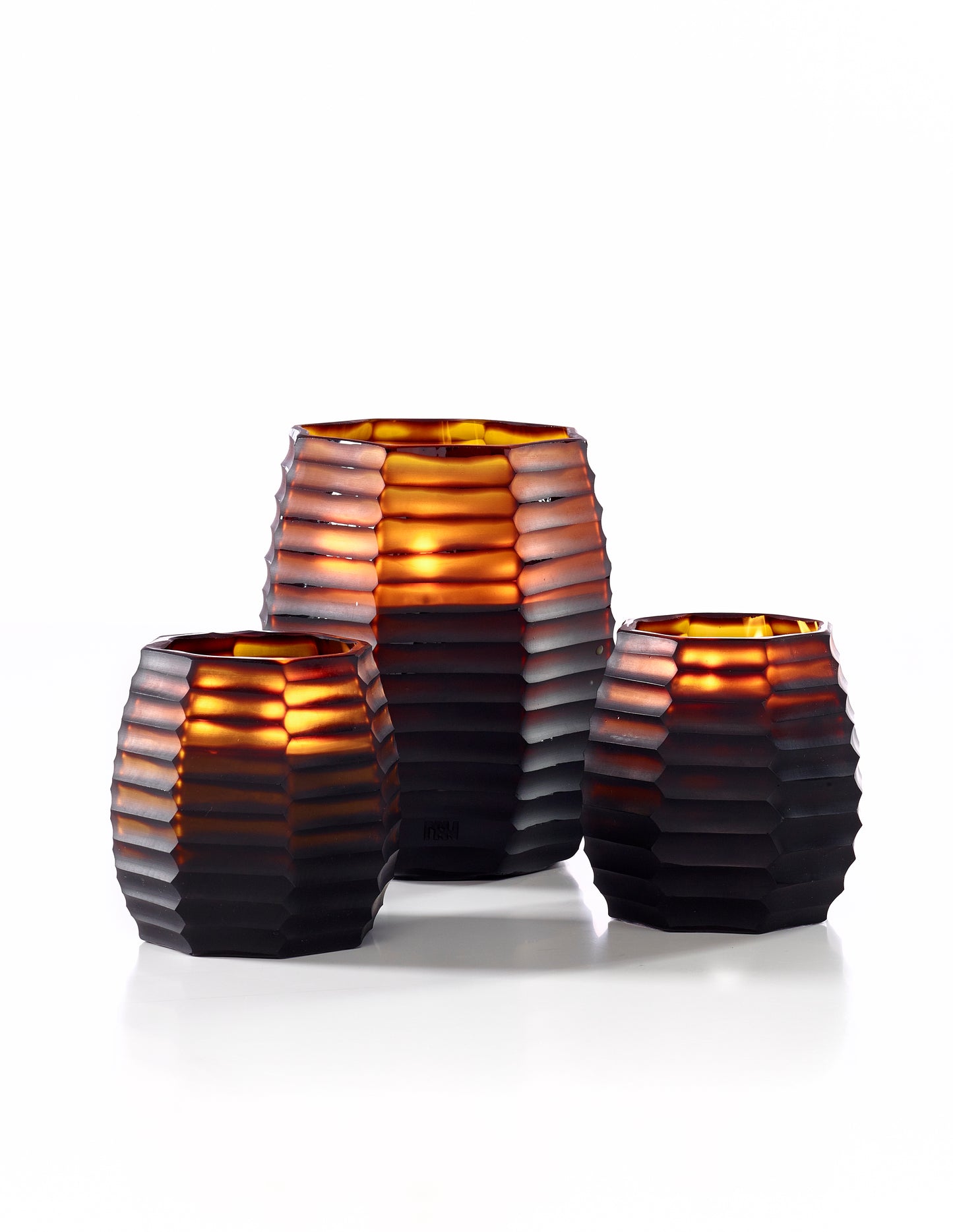 Cubo Amber Kerze Serengeti Detailansicht in schwarzer Geschenkbox