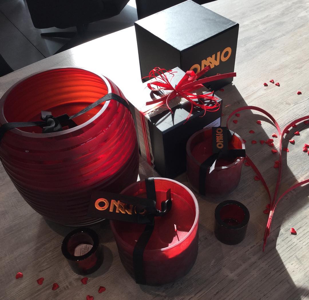 Sphere Red Kerze Phuket Lotus Detailansicht in schwarzer Geschenkbox