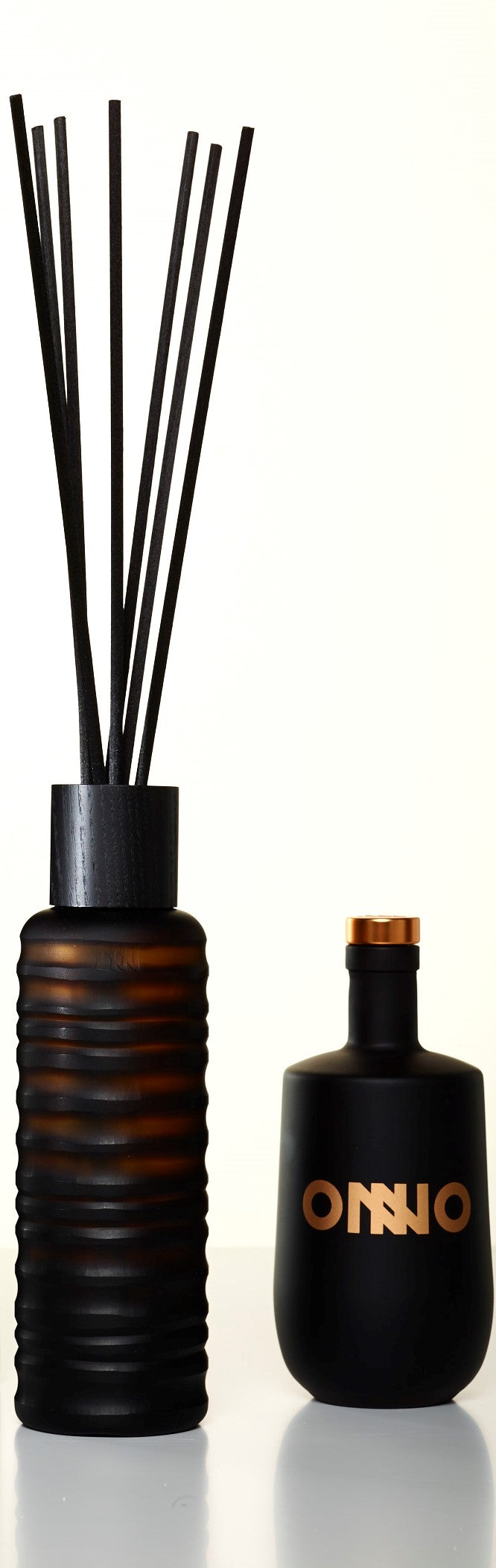 Sphere Amber Diffuser Phuket Lotus Detailansicht mit Rattan-Stäbchen