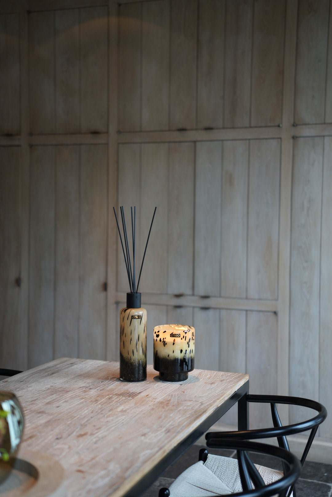 Art Brigitte Diffuser Zanzibar Detailansicht mit Rattan-Stäbchen und passender Kerze